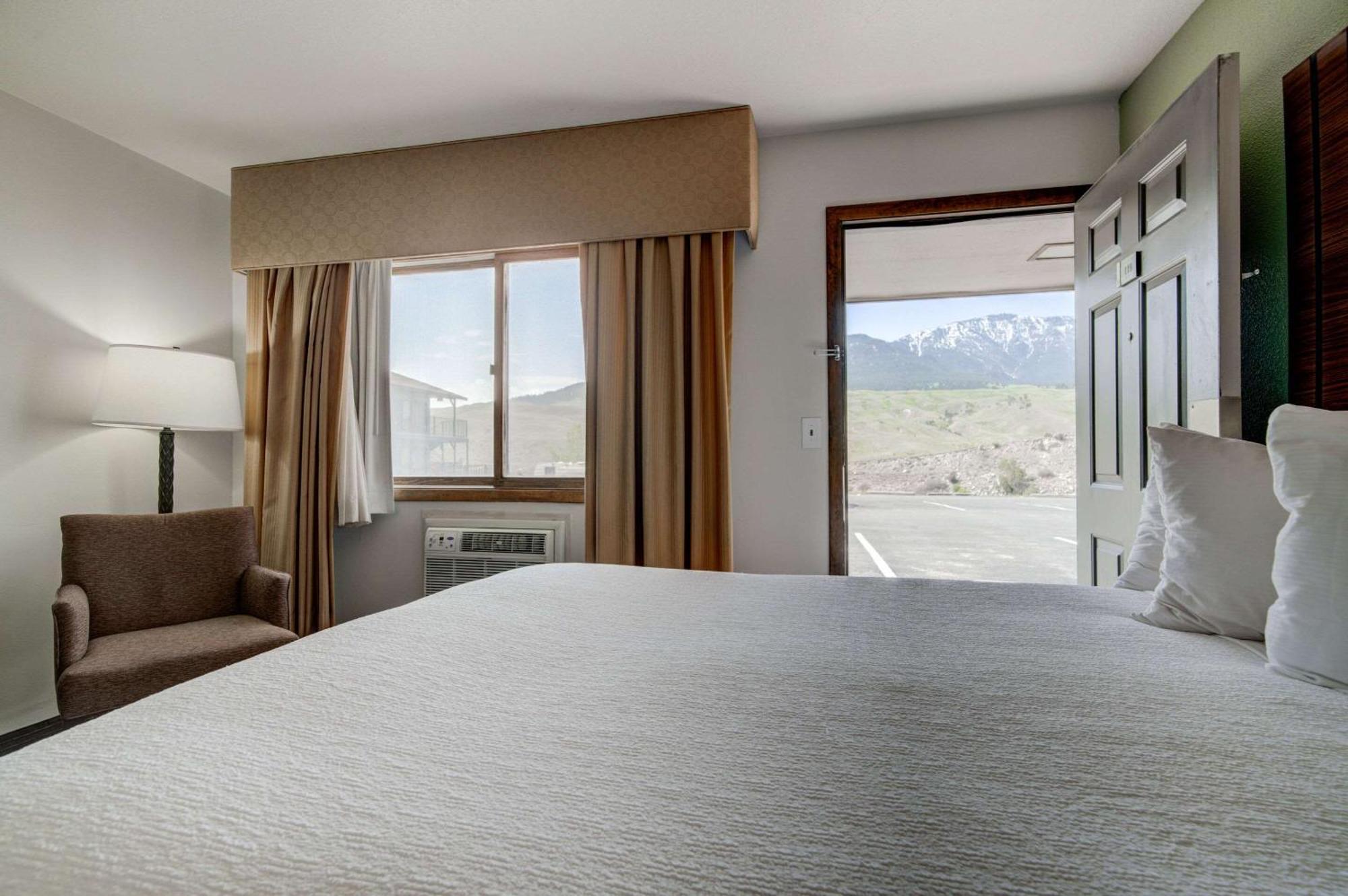 The Ridgeline Hotel At Yellowstone, Ascend Hotel Collection Gardiner Exteriör bild