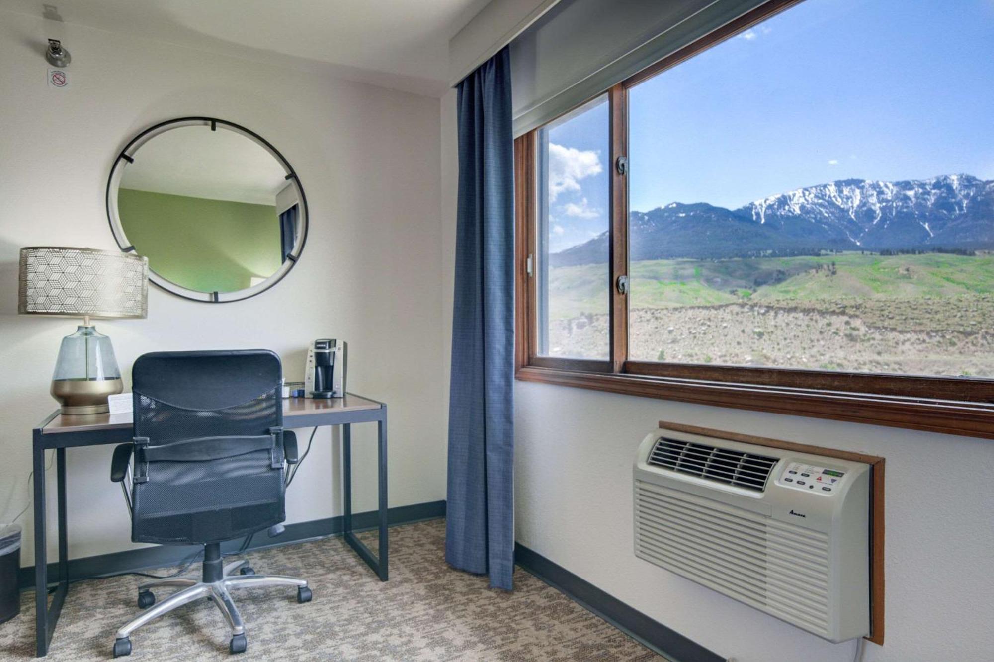 The Ridgeline Hotel At Yellowstone, Ascend Hotel Collection Gardiner Exteriör bild