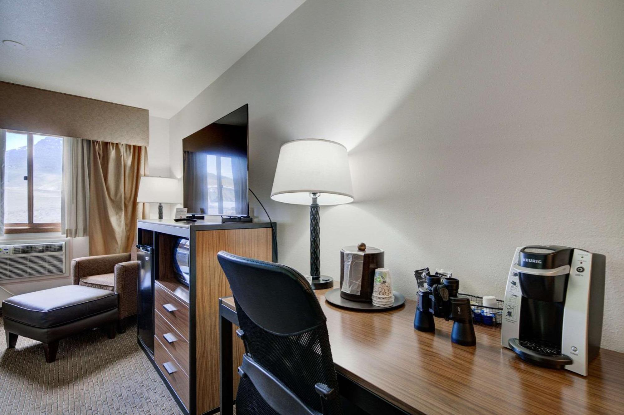 The Ridgeline Hotel At Yellowstone, Ascend Hotel Collection Gardiner Exteriör bild